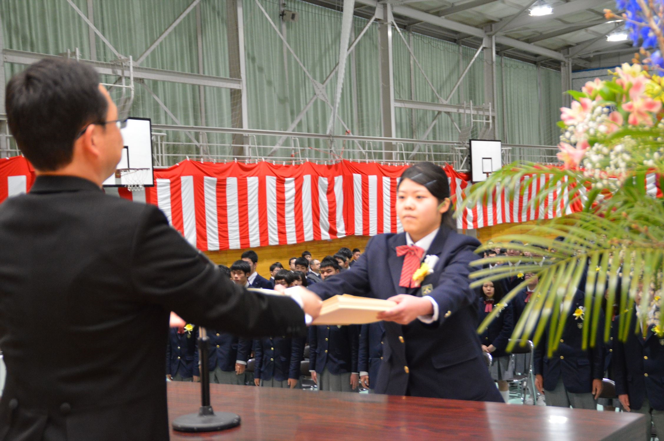 卒業証書授与（総代　総合学科3年渡邉朋夏）