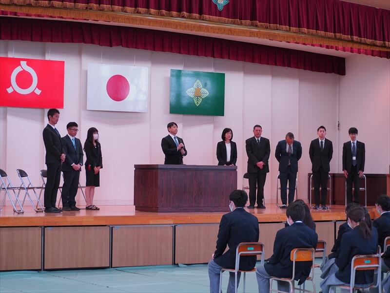 着任式の様子です。原田校長先生をはじめ、新たに９名の先生方が着任されました。